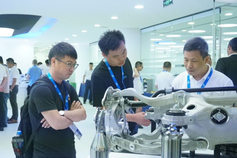 Interessierte Kunden von MAPAL in China mit einem Bauteil